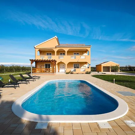 Дом отдыха In With Private Pool