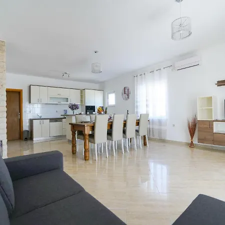 In With Private Pool Semesterbostad