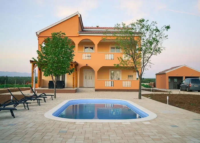In With Private Pool Ferienhaus