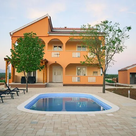 In With Private Pool Nyaraló