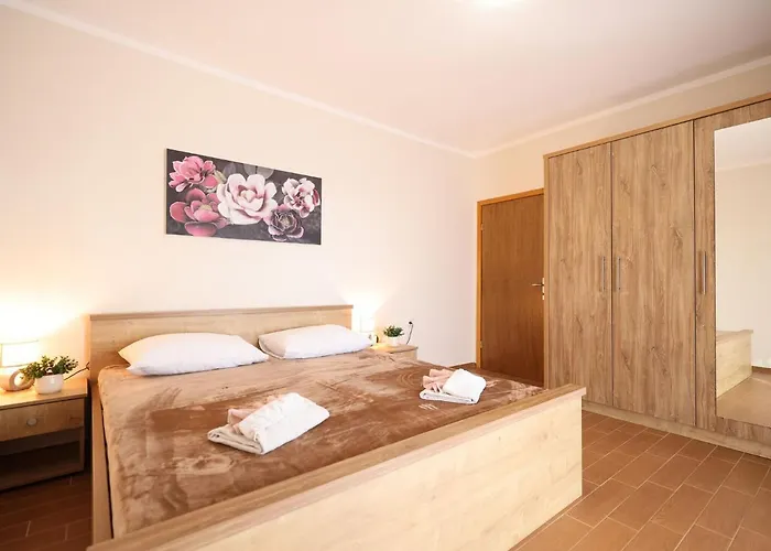 Nyaraló In With Private Pool *